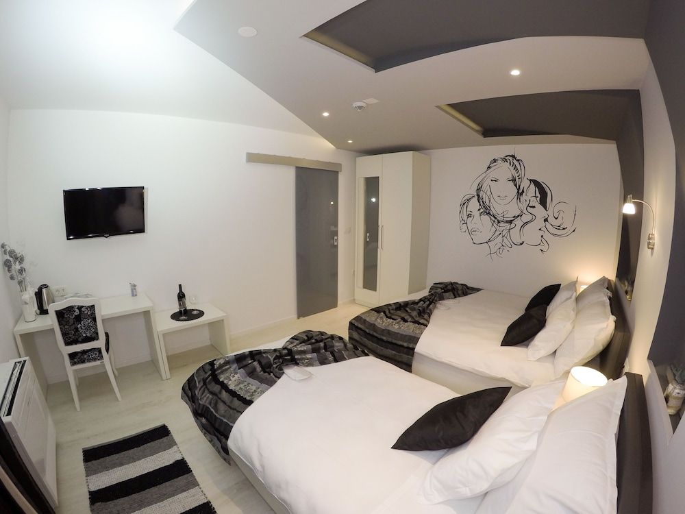 Deluxe Triple Room, City View