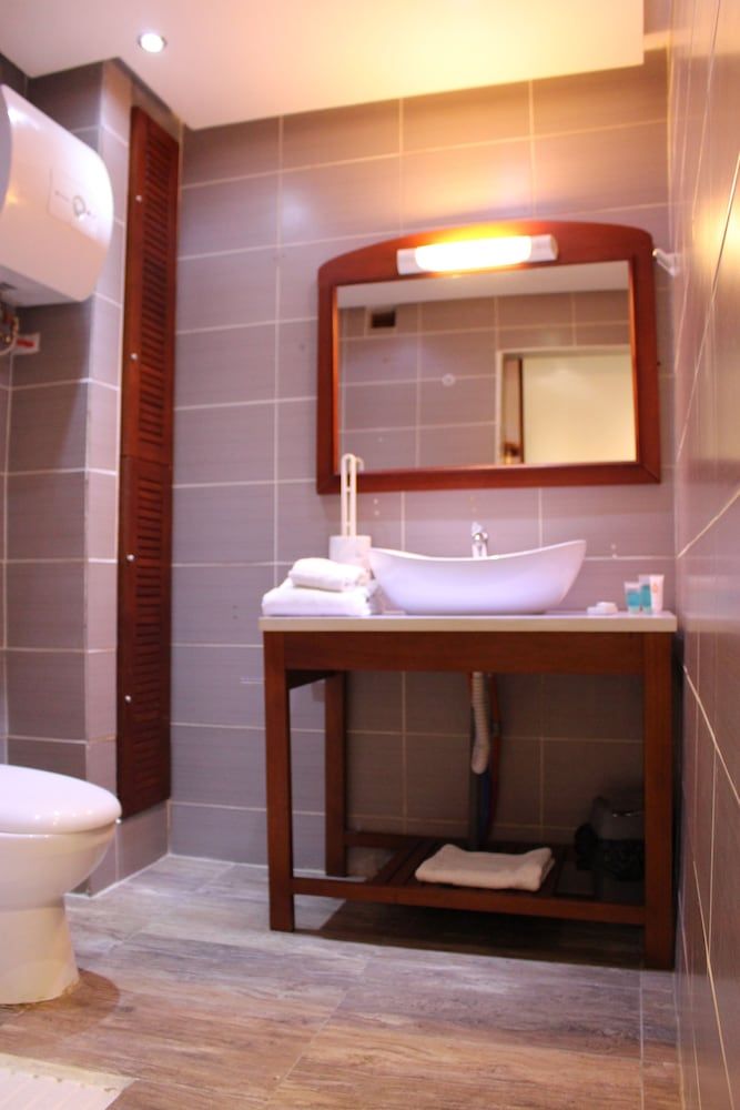 Lewat Hotel Deluxe Room 7