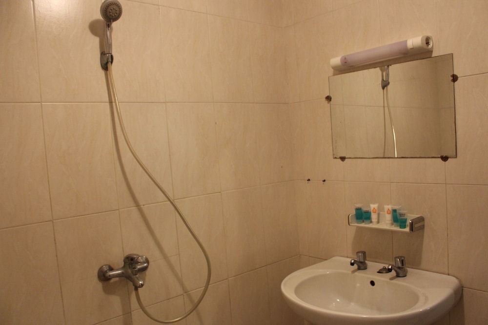 Lewat Hotel Standard Twin Room 5