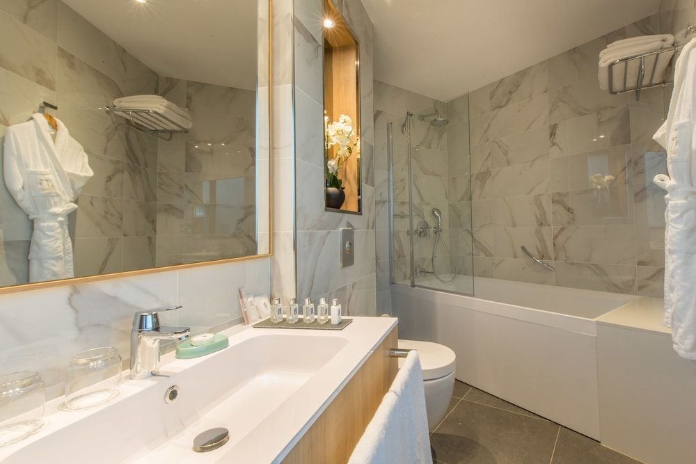 Lamaraz Arts Hotel Deluxe Suite, Sea View 4