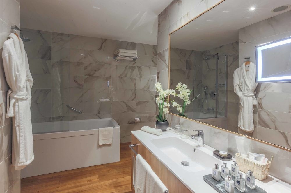 Lamaraz Arts Hotel Deluxe Suite, Sea View 5