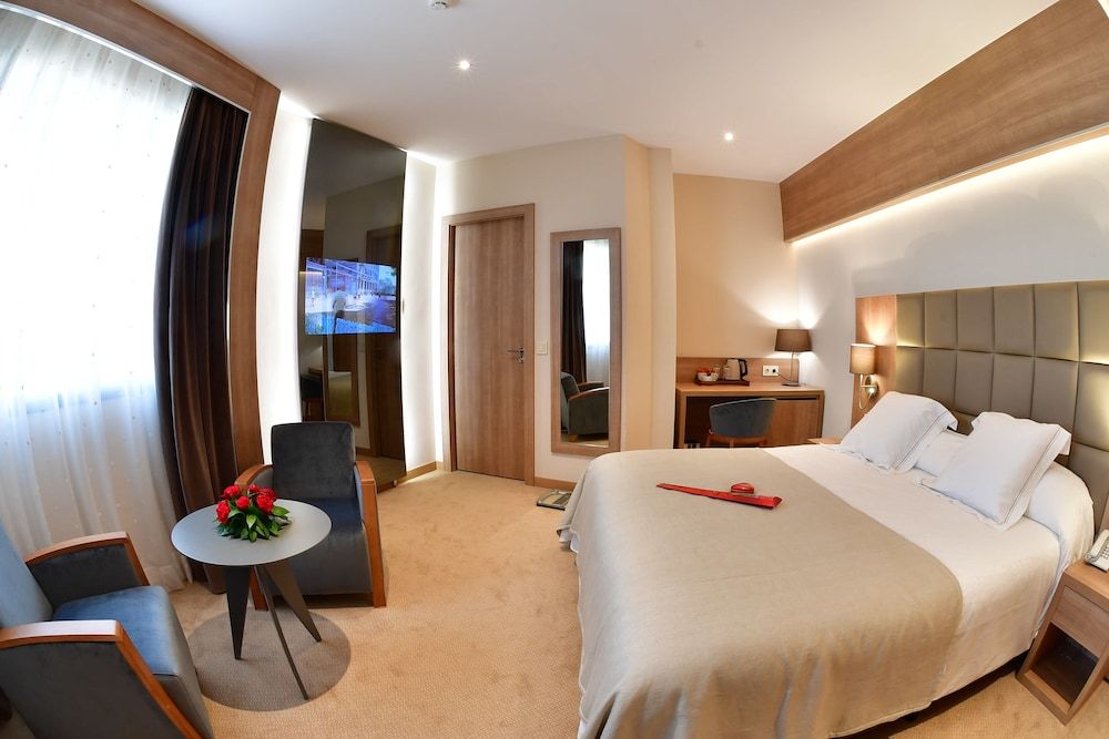 Lamaraz Arts Hotel Deluxe Suite, Sea View 2