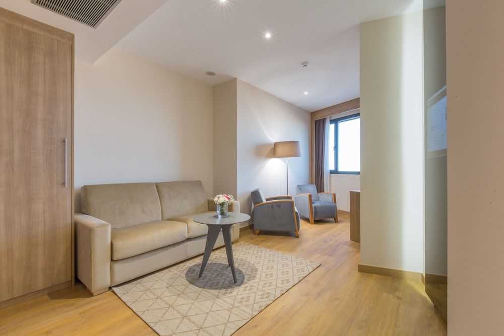 Lamaraz Arts Hotel Deluxe Suite, Sea View 8