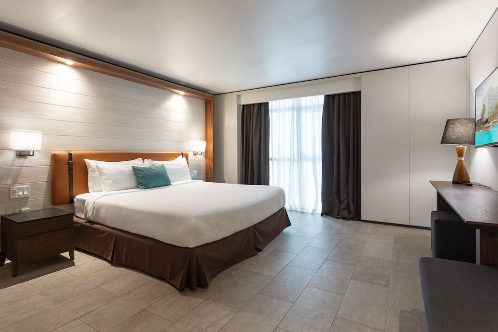 Suite, 1 King Bed with Sofa bed, Pool View (1 Bedroom Garden View Suite)