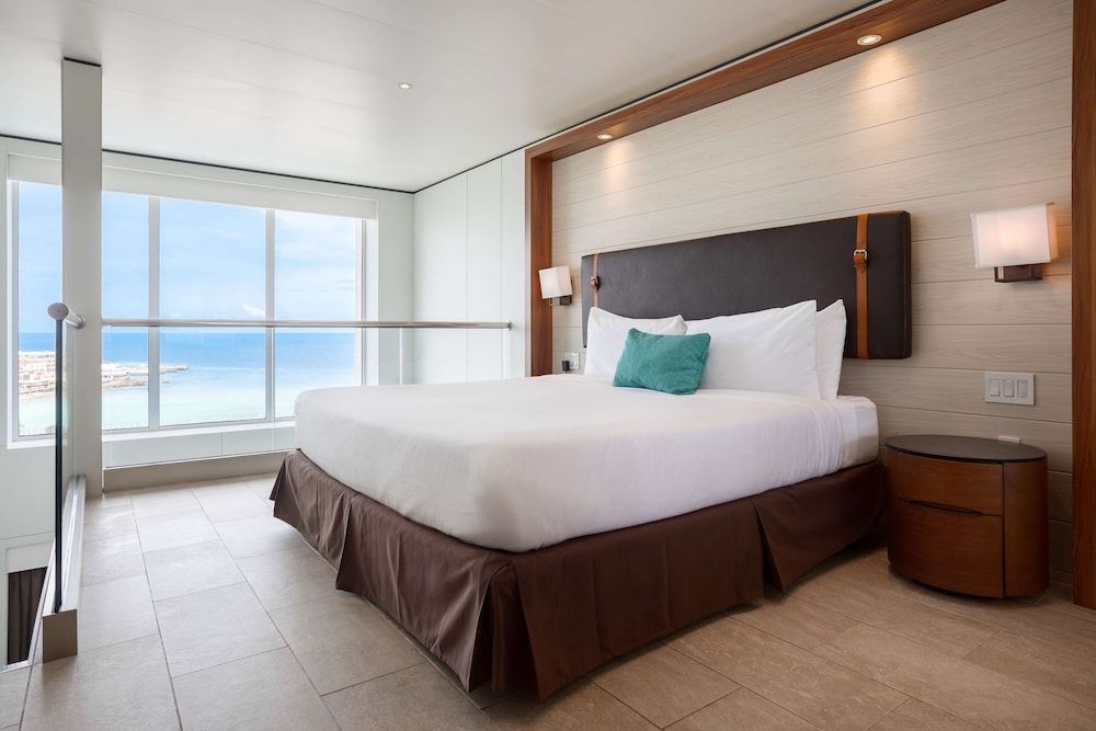 Executive Suite, 1 King Bed with Sofa bed, Pool View (Sky Loft Suite)