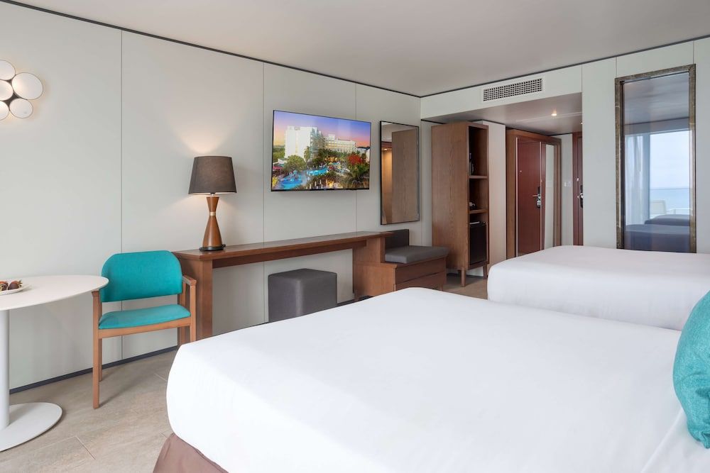 Deluxe Room, 2 Double Beds (Oasis Pool View Double)