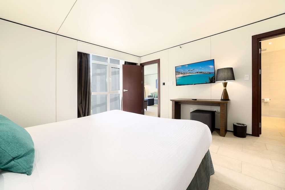 Suite, 1 King Bed with Sofa bed, Pool View (1 Bedroom Garden View Suite)
