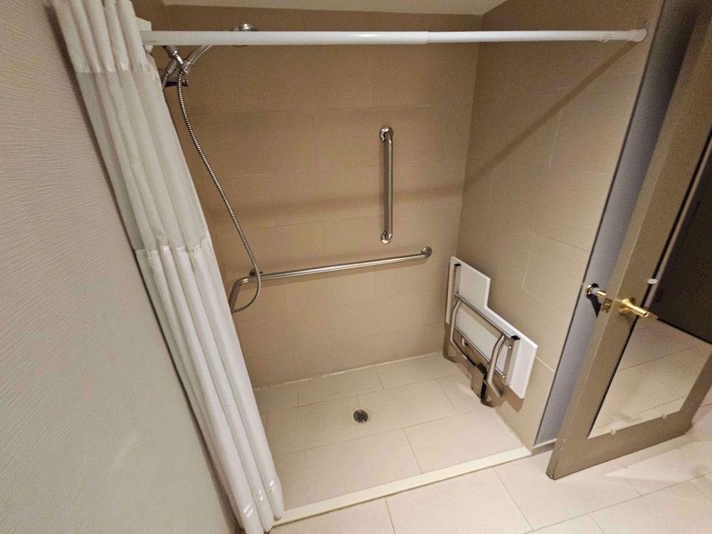 Best Western Plus Chicagoland - Countryside Standard Room, 1 King Bed, Accessible, Non Smoking 3