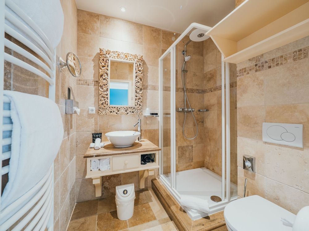 Chateau d'Urspelt Double Room (Castle) 10