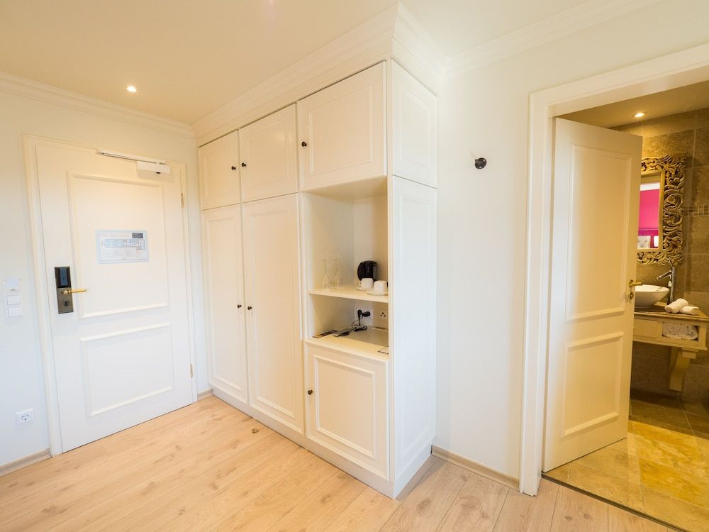 Chateau d'Urspelt Double Room (Castle) 12