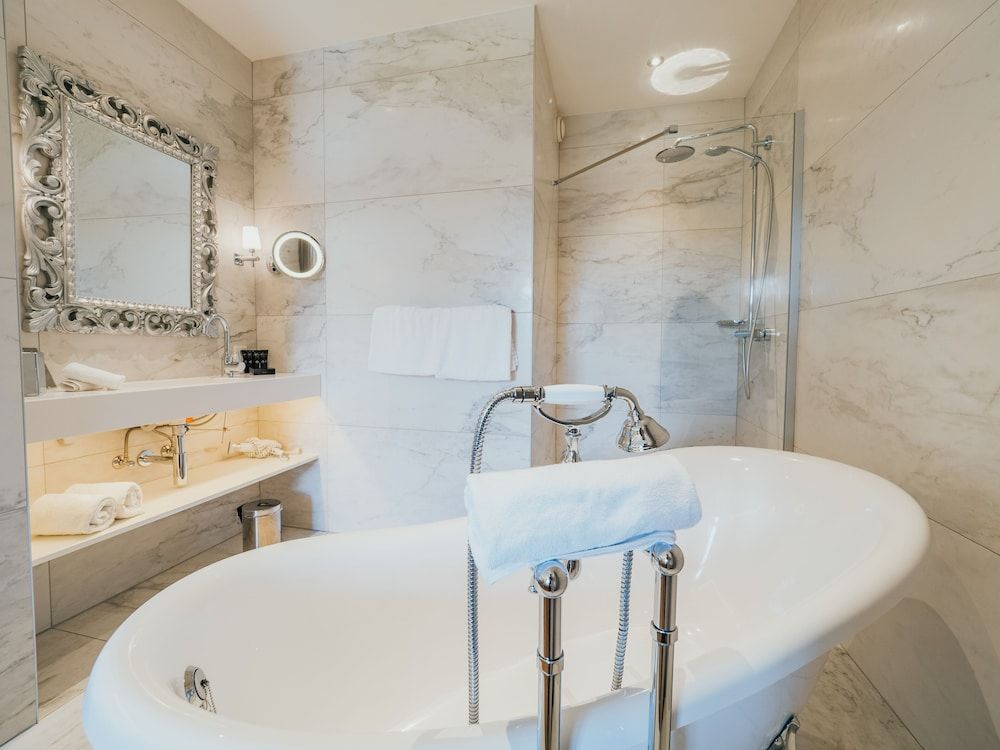 Deep Soaking Bathtub