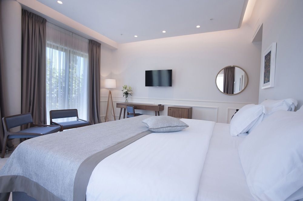 Hotel Majestic Superior Double or Twin Room, Balcony, Park View 10