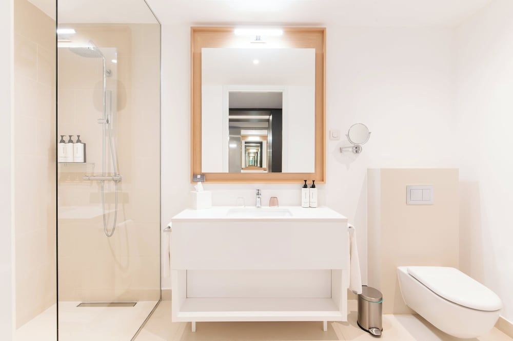 Crowne Plaza Podgorica by IHG Standard Room, 1 King Bed 5