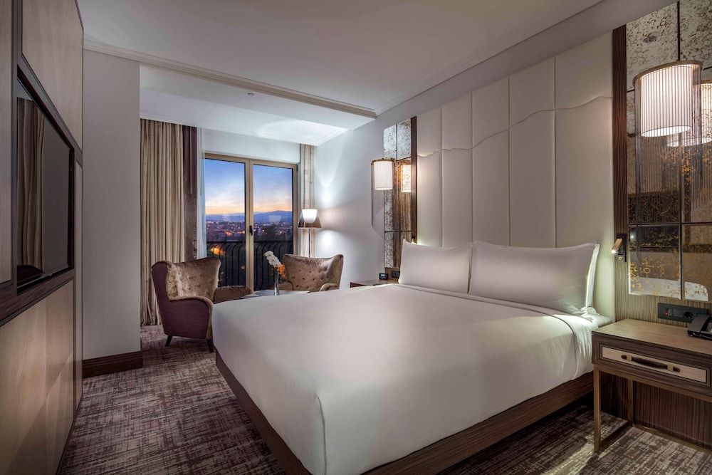 Junior Suite, 1 King Bed, Club Lounge Access