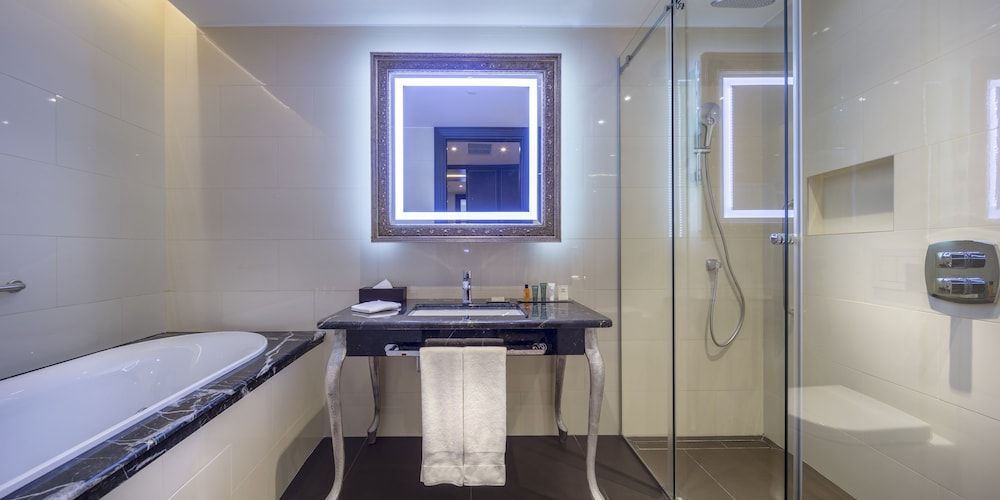 Junior Suite, 1 King Bed, Club Lounge Access