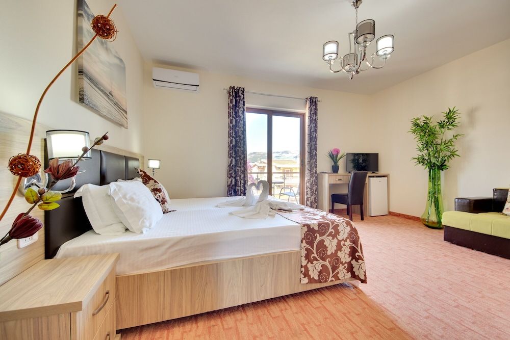 Hotel Montefila Quadruple Room, Balcony 3