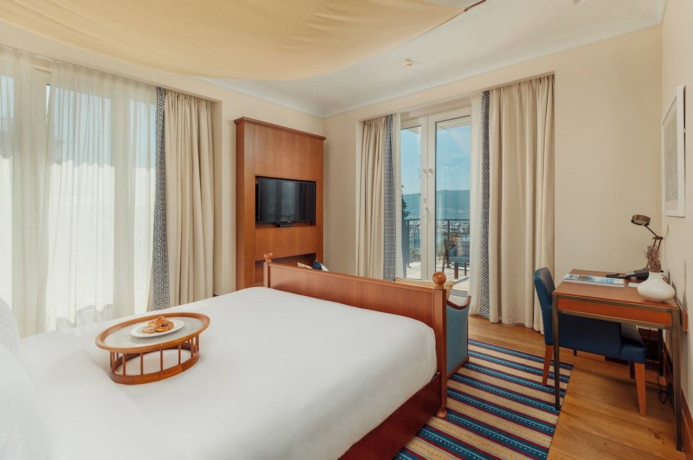 Studio Suite, 1 King Bed, Balcony, Sea View
