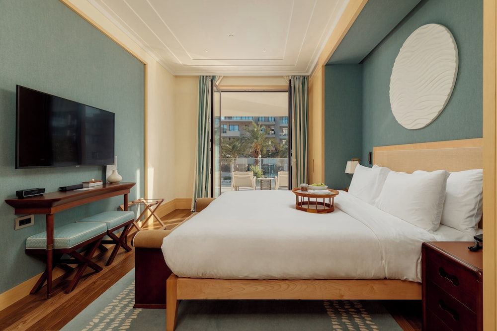 Studio Suite, 1 King Bed, Balcony, Pool View