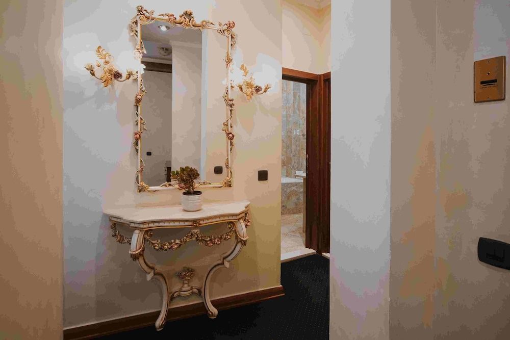 Historic Boutique Hotel Cattaro Deluxe Suite, 2 Bedrooms, City View 4