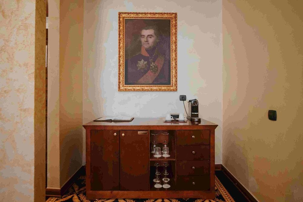 Historic Boutique Hotel Cattaro Deluxe Suite, 2 Bedrooms, City View 8