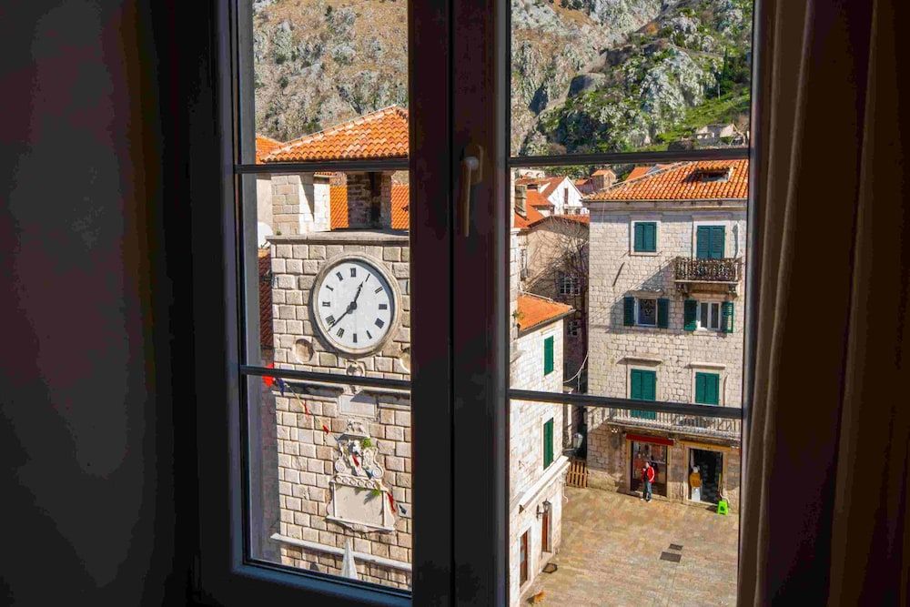 Historic Boutique Hotel Cattaro Deluxe Suite, 2 Bedrooms, City View 3