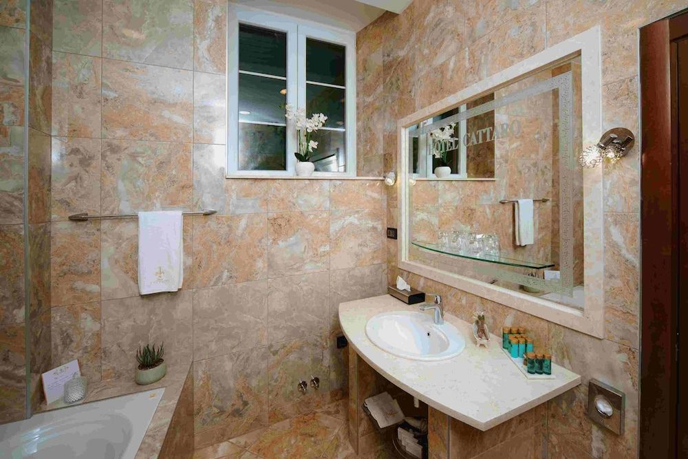 Historic Boutique Hotel Cattaro Deluxe Suite, 2 Bedrooms, City View 6