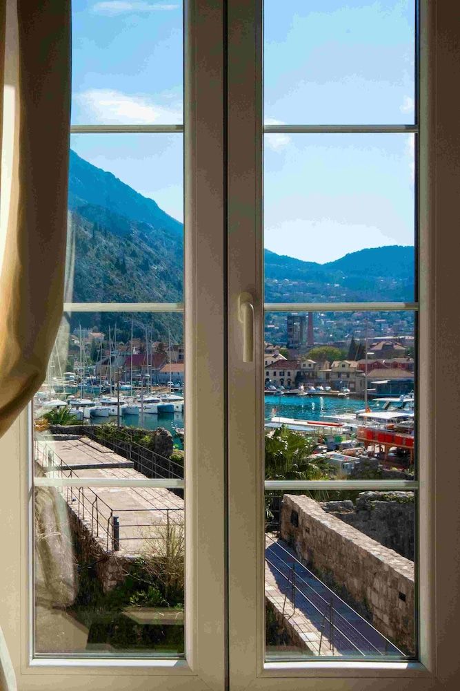 Historic Boutique Hotel Cattaro Deluxe Suite, 2 Bedrooms, City View 2