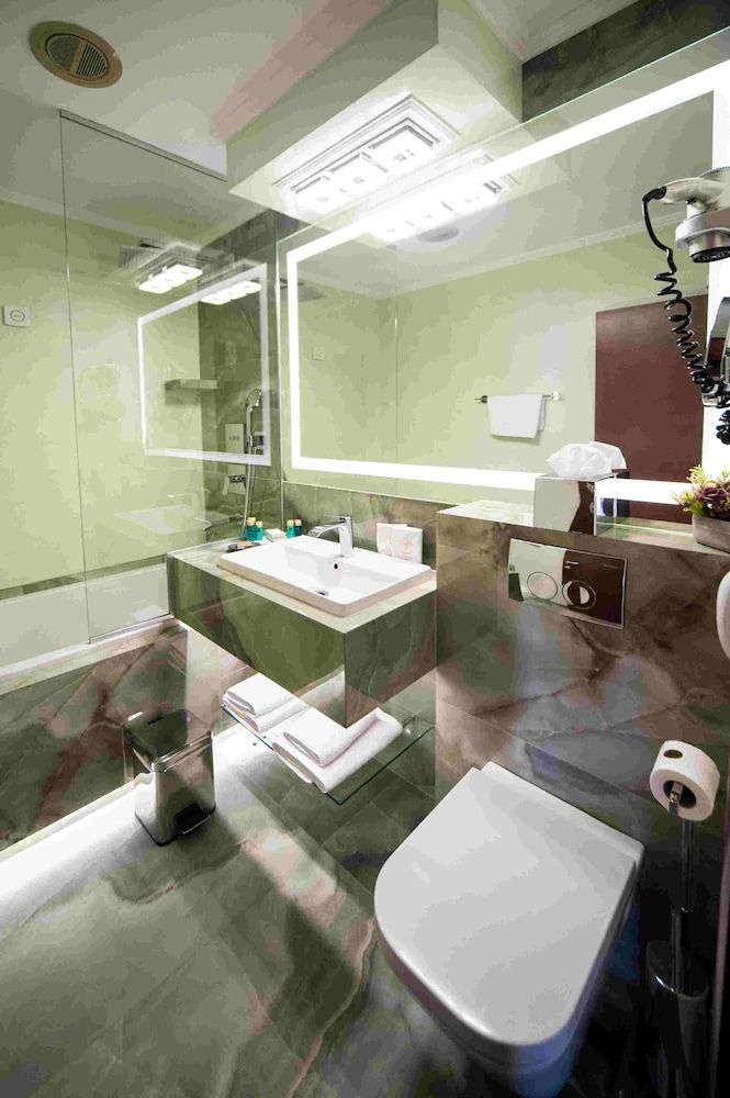 Historic Boutique Hotel Cattaro Deluxe Double Room, City View 8