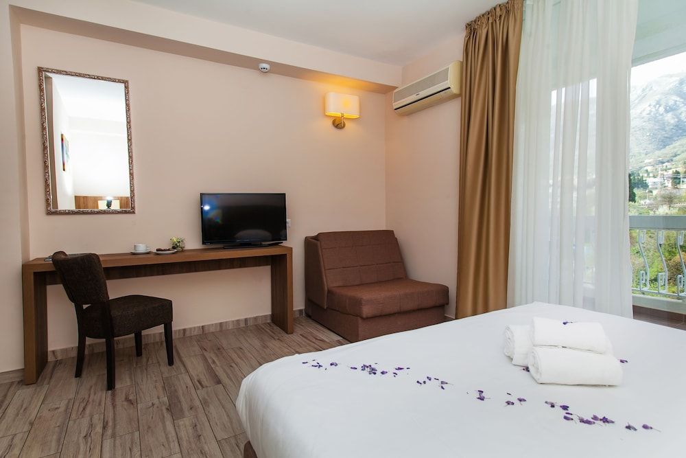 Hotel Sato Superior Double Room, 1 Double Bed with Sofa bed, Balcony, Mountain View 2