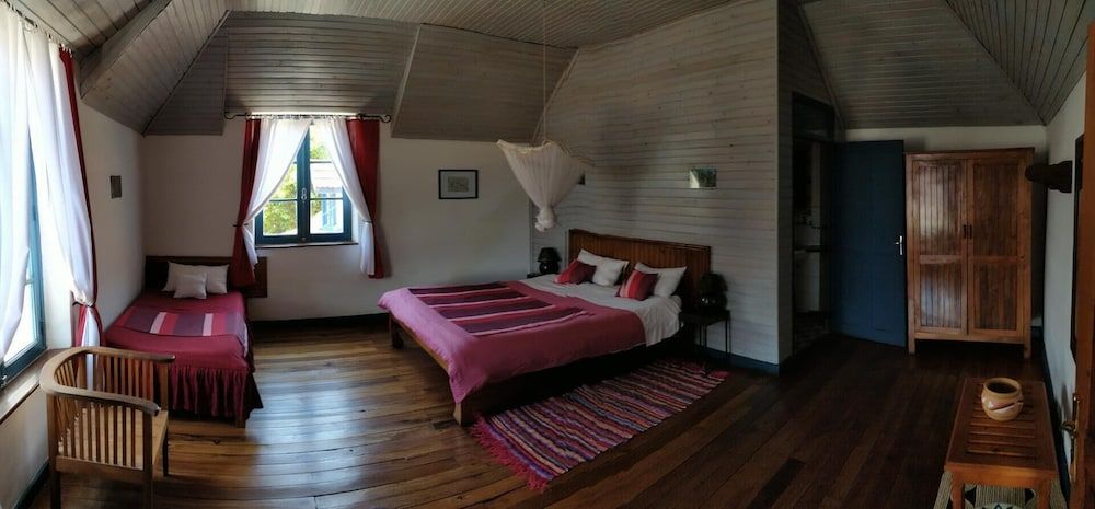 Le Trianon Family Triple Room 2