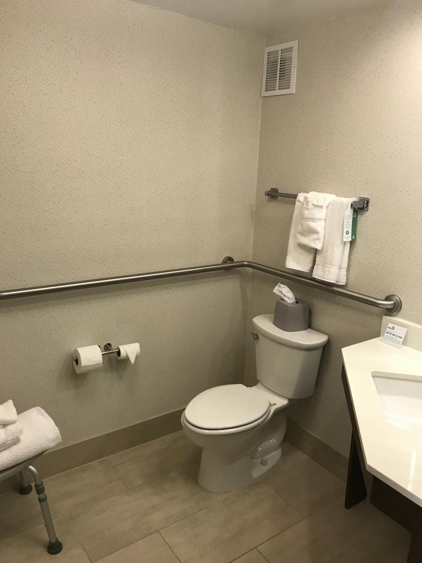 1 Queen Bed Standard Mobility Accessible Bathtub
