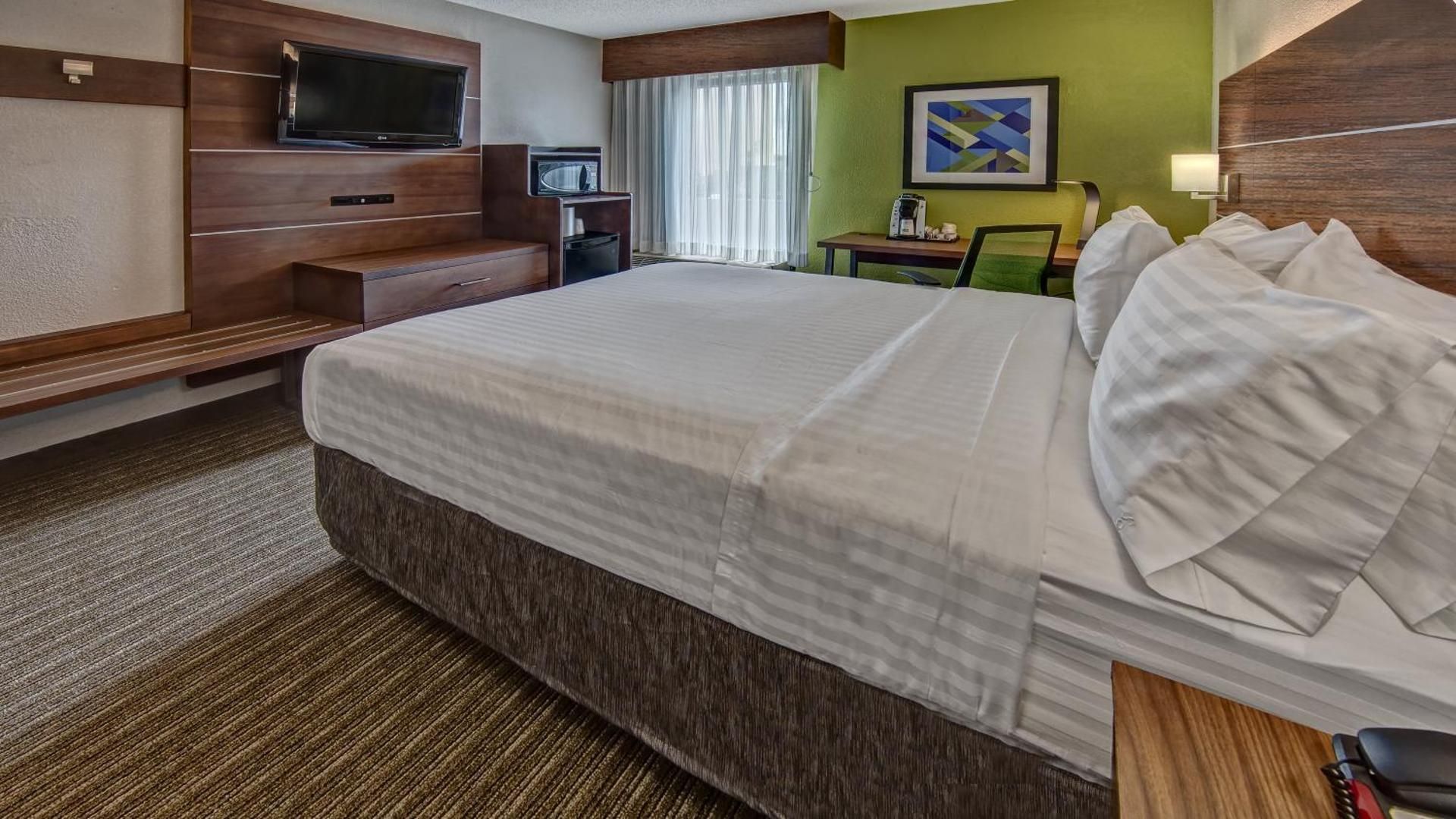 1 Queen Bed Standard