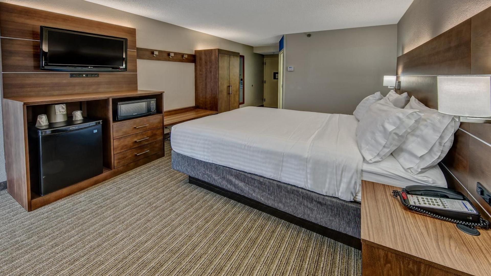 1 Queen Bed Standard