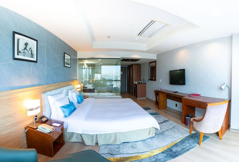 Blue Sky Hotel & Tower Deluxe Room, 1 King Bed 2