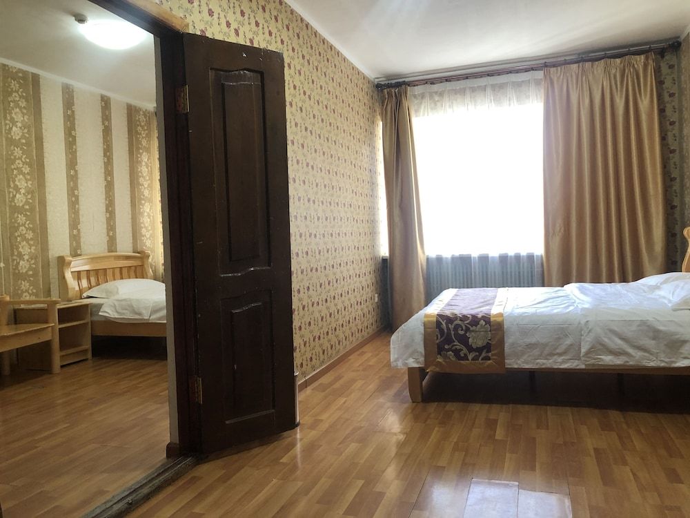 Land Hotel