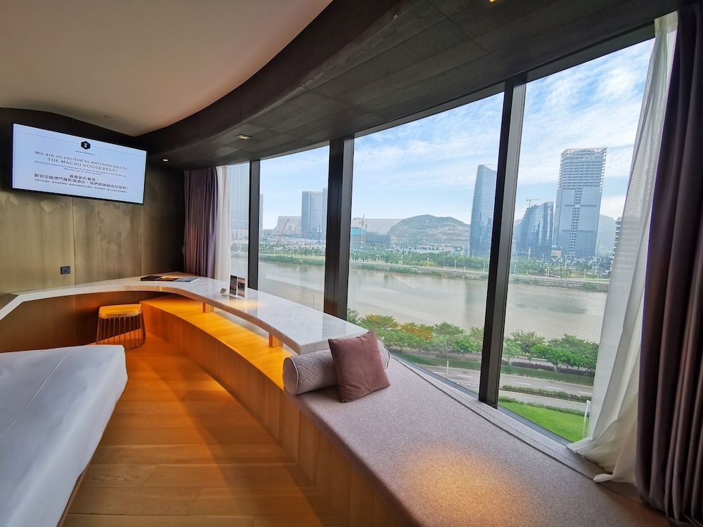 YOHO Hollywood Roosevelt Hotel Deluxe Studio Suite, 1 King Bed, Non Smoking, Sea View 6