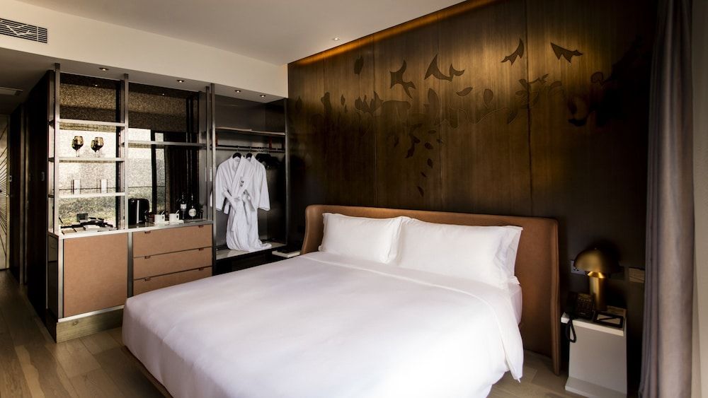 YOHO Hollywood Roosevelt Hotel Premium Cotai Balcony King Room 2