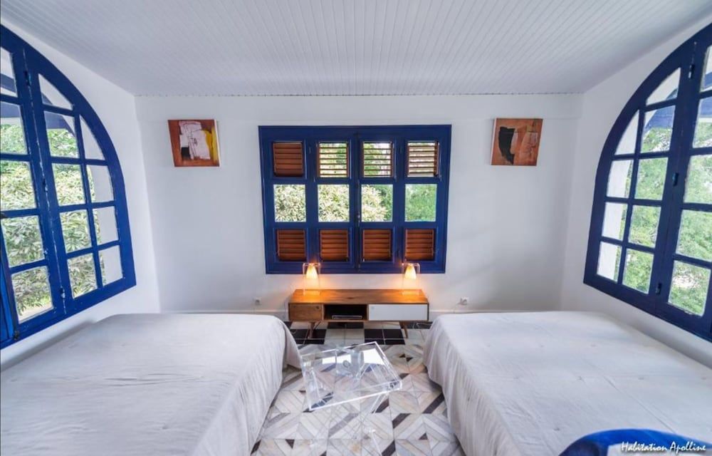 Suite, Ambassadrice