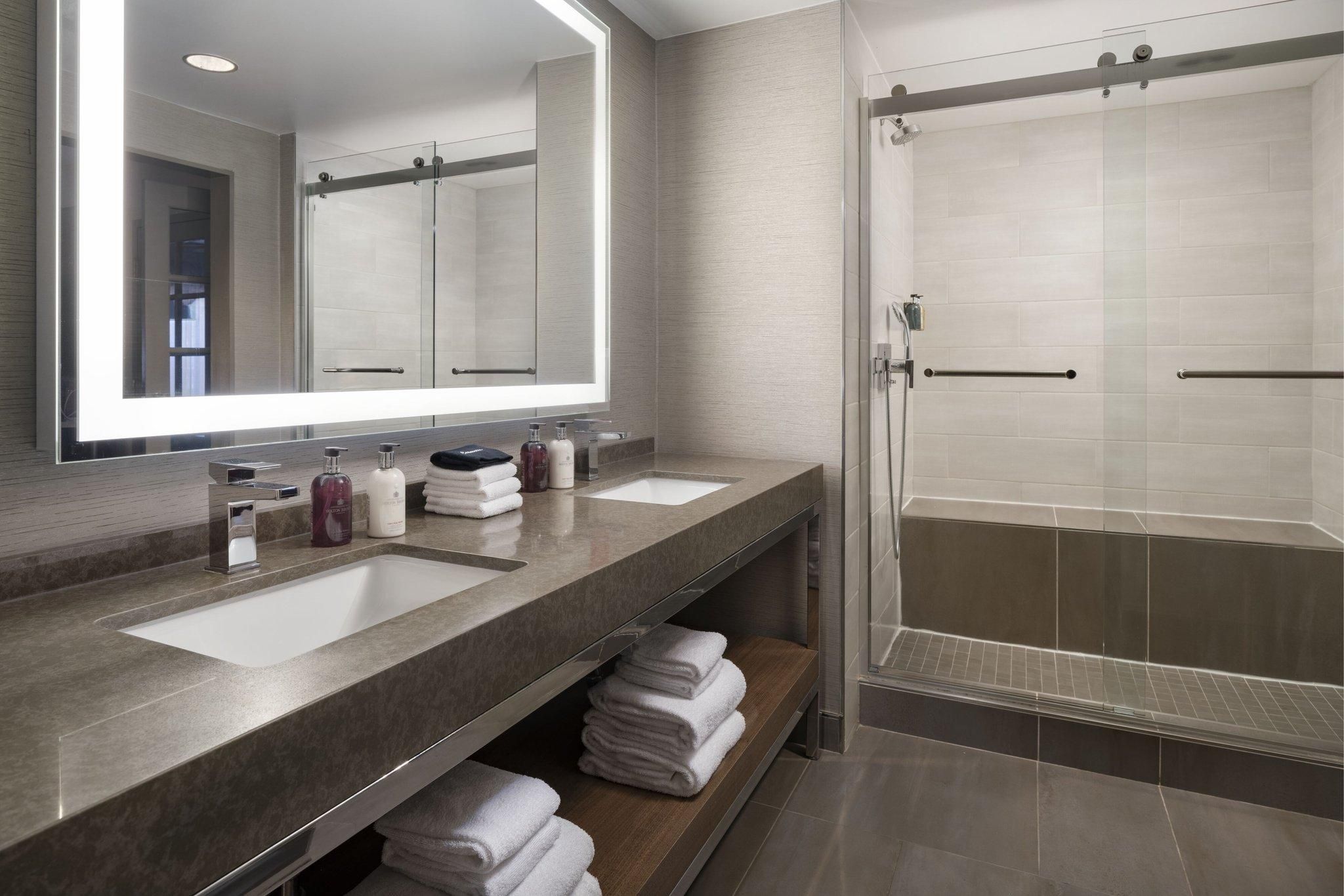 1 Bedroom Junior Suite, 1 King, Non-Private Sofa Bed, Courtyard View, Ground Floor
