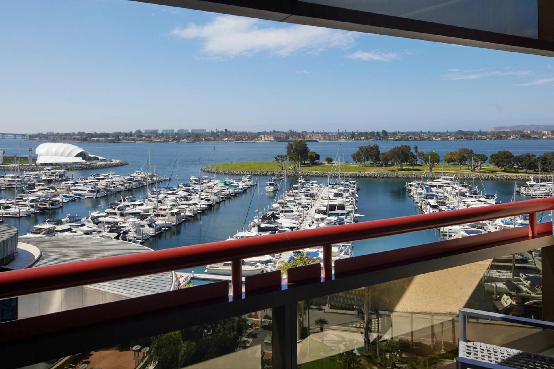 Deluxe King Room with Bay View and Balcony - Mobility/Hearing Accessible with Tub