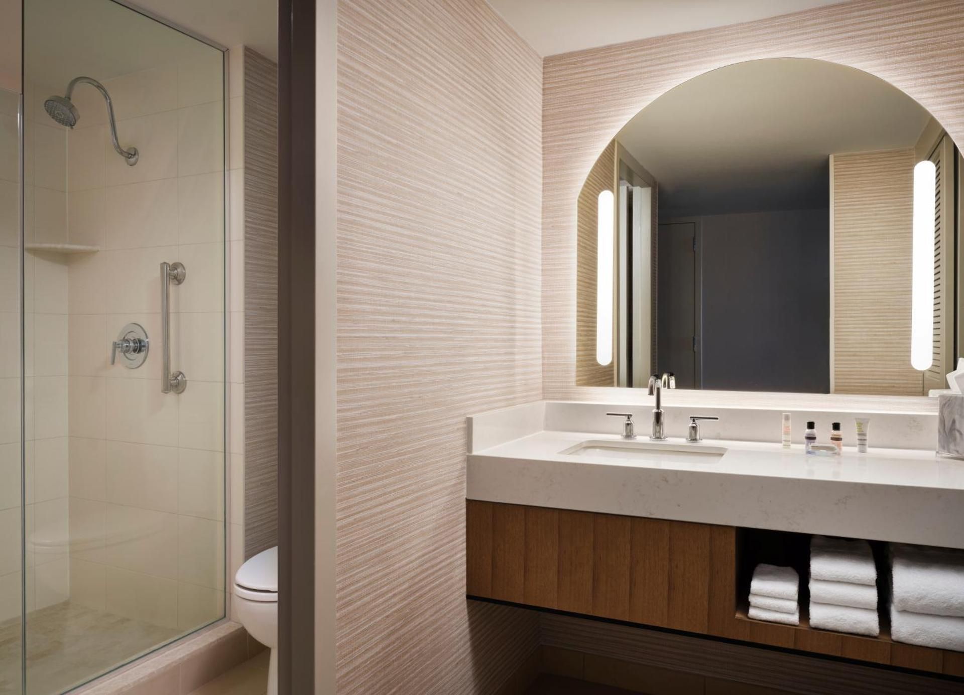 Luxury Suite, Suite, 1 Queen Murphy, Newly Renovated