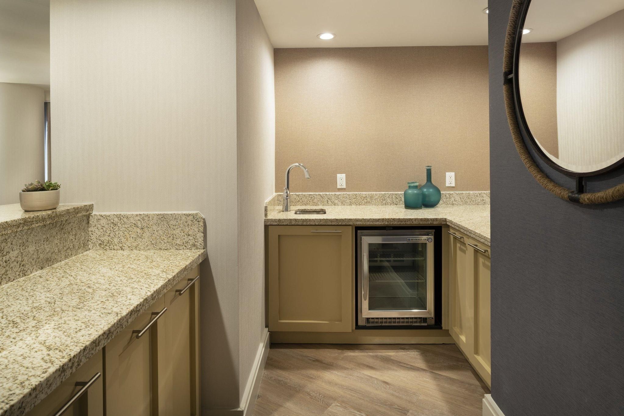 Luxury Suite, Suite, 1 Queen Murphy, Newly Renovated