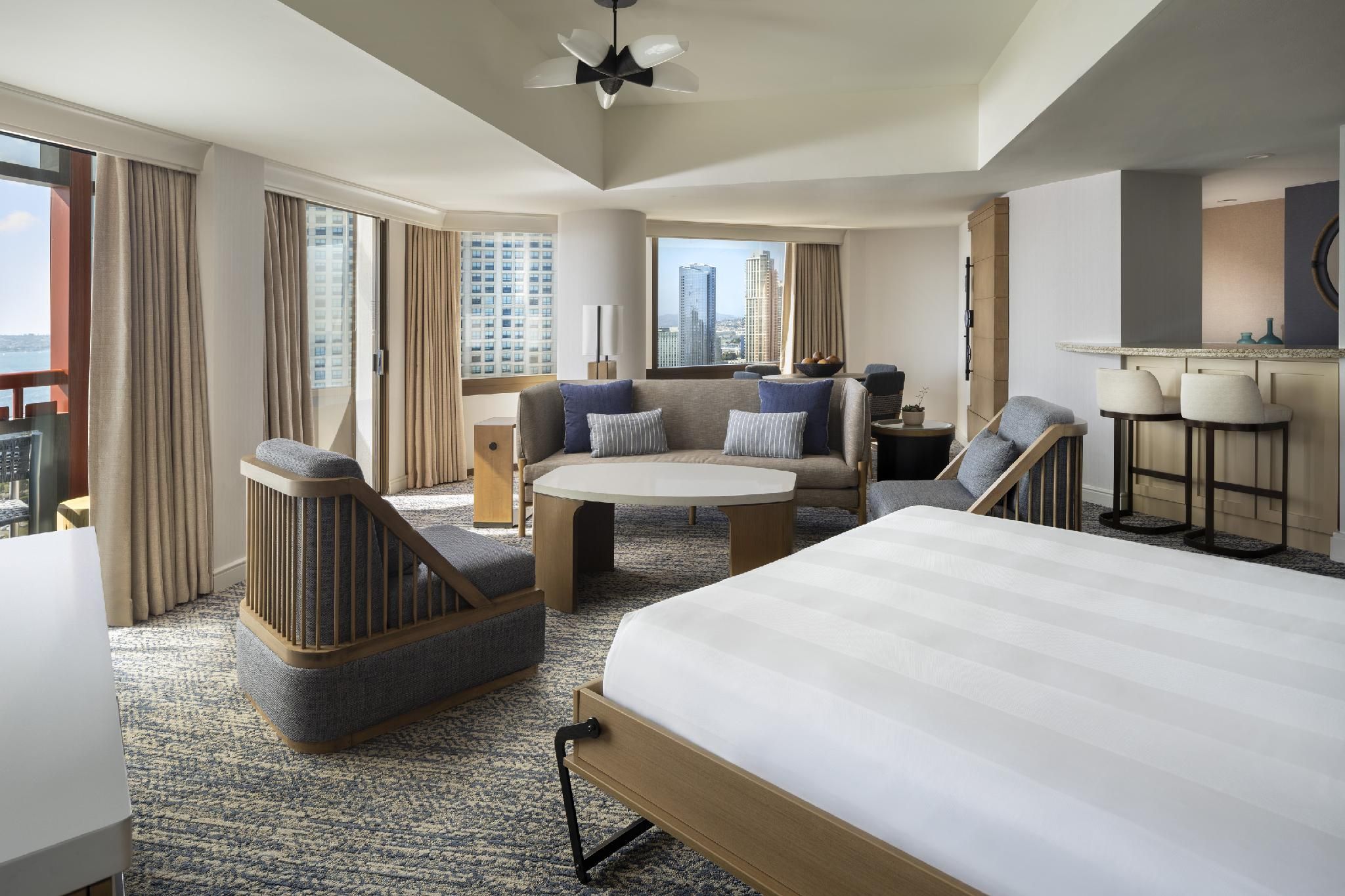 Luxury Suite, Suite, 1 Queen Murphy, Newly Renovated