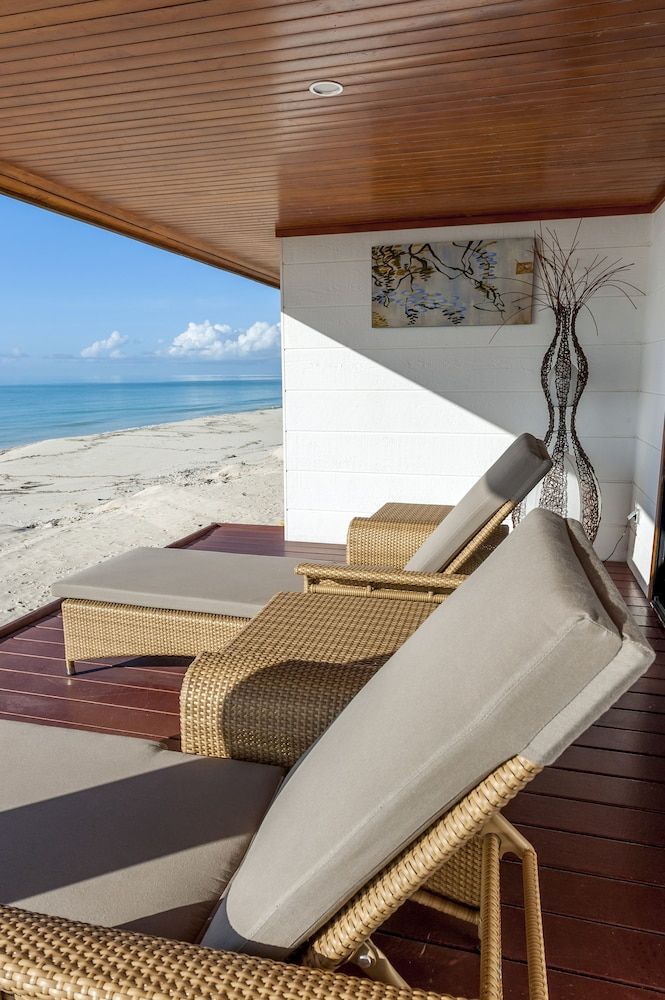 Paradis d' Ouvea Royal Bungalow, Lagoon View 3