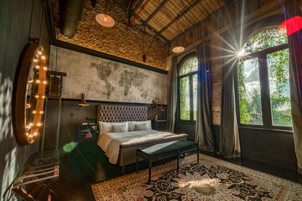 Factoria Hotel Presidential Suite 6