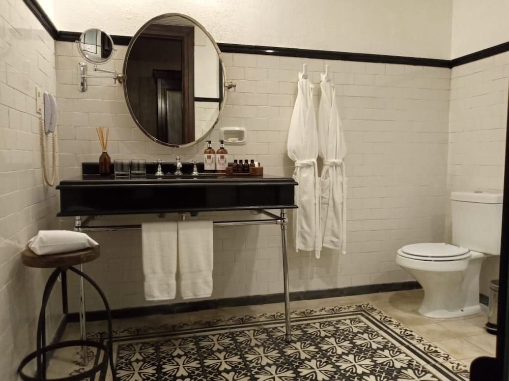 Factoria Hotel Standard Room, 1 Queen Bed 5