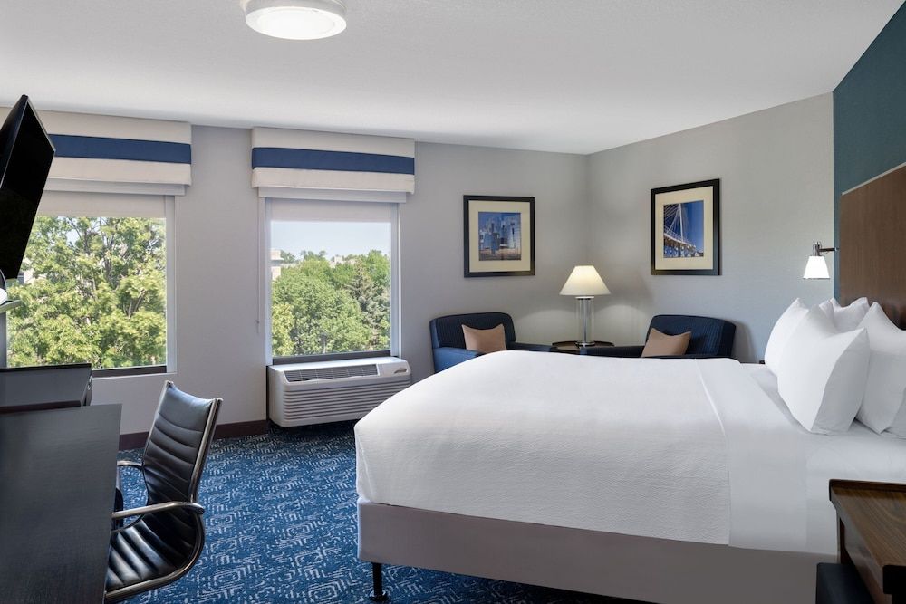 Suite, 1 King Bed, Non Smoking, City View (Corner)