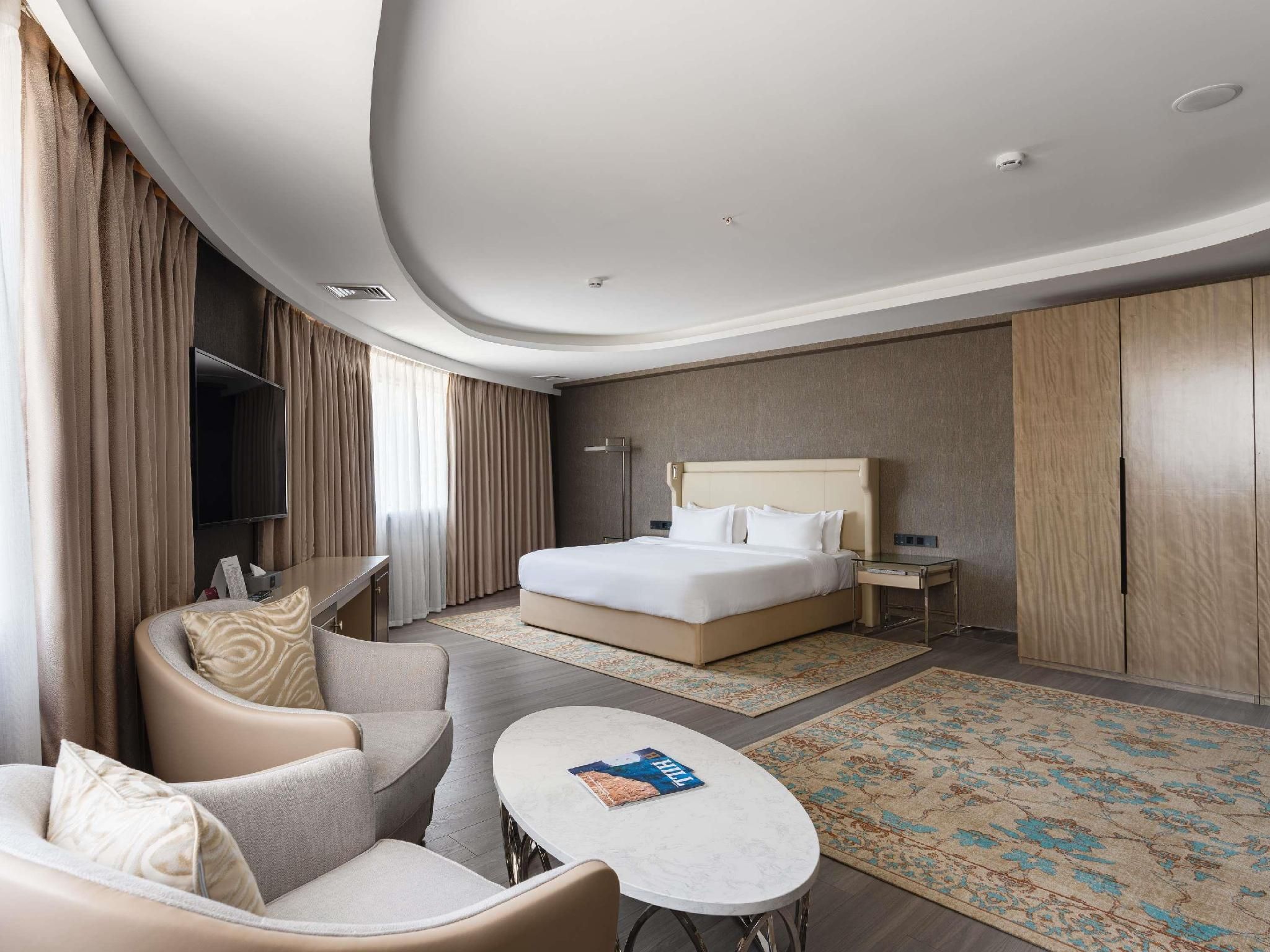 Apartment with 1 double and 2 single beds and living room