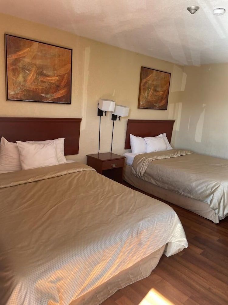 Niagara Lodge & Suites Standard Double Room, 2 Queen Beds 10
