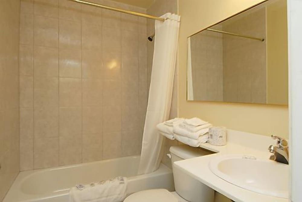 Niagara Lodge & Suites Standard Double Room, 2 Queen Beds 19